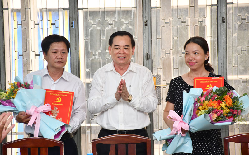 Công bố và trao quyết định luân chuyển cán bộ Phó bí thư Thường trực Tỉnh ủy Trần Ngọc Tam trao quyết định cho 2 đồng chí Nguyễn Thanh Phương và Phùng Anh Thục Đoan. Ảnh: Hữu Hiệp
