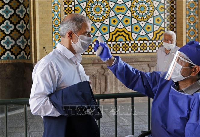 Kiểm tra thân nhiệt phòng lây nhiễm COVID-19 tại Tehran, Iran. Ảnh: AFP/TTXVN