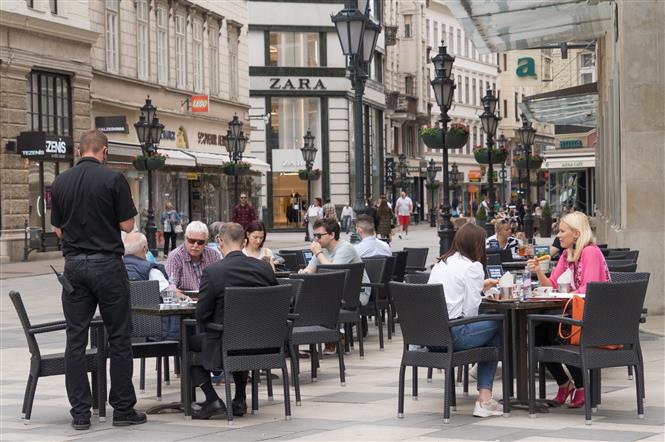  Khách hàng dùng bữa tại một nhà hàng ở Budapest, Hungary, ngày 19-5-2020. Ảnh: THX/TTXVN