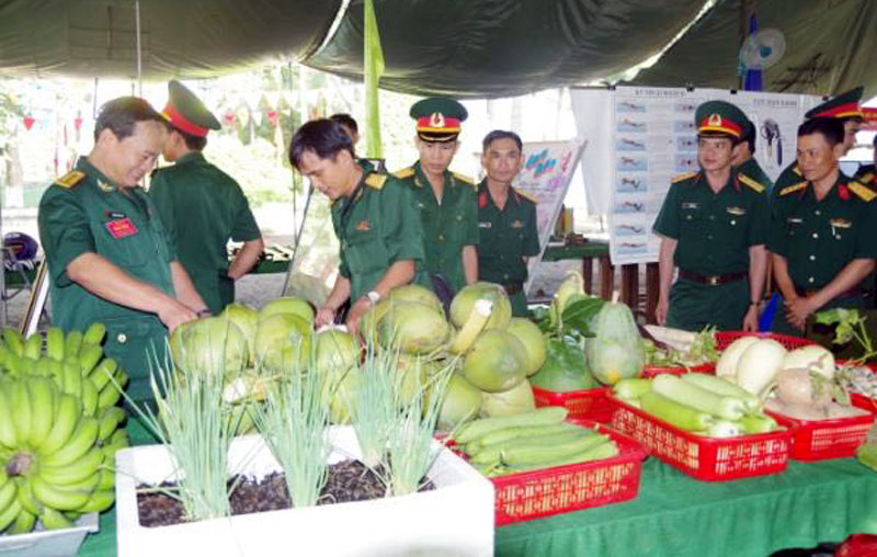 Sản phẩm tăng gia sản xuất của các cơ quan, đơn vị trưng bày tại Đại hội Thi đua quyết thắng lực lượng vũ trang tỉnh. Ảnh: Đặng Thạch