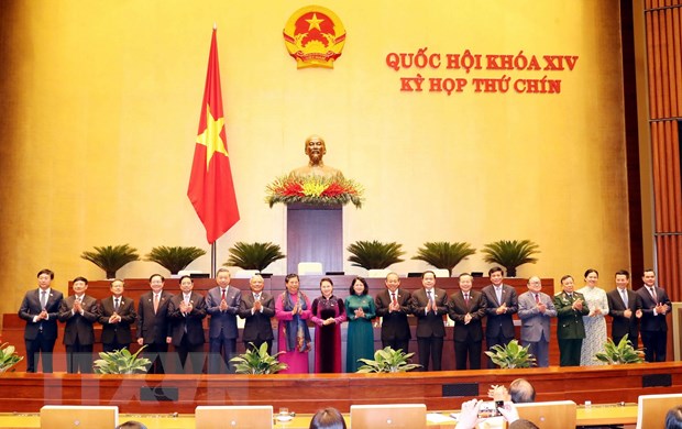 Phê chuẩn danh sách Phó chủ tịch và Ủy viên Hội đồng Bầu cử quốc gia Hội đồng bầu cử quốc gia ra mắt Quốc hội. Ảnh: TTXVN