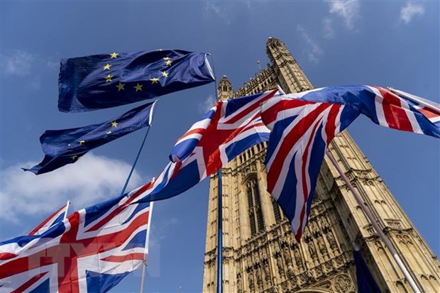 Cờ Anh (phía dưới) và cờ EU (phía trên) tại London, Anh ngày 28-3-2019. (Nguồn: AFP/TTXVN)