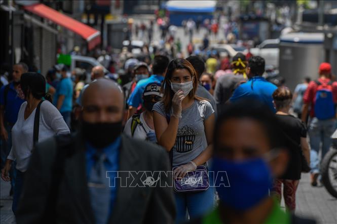 Người dân đeo khẩu trang phòng lây nhiễm COVID-19 tại Caracas, Venezuela ngày 3-6-2020. Ảnh: AFP/TTXVN