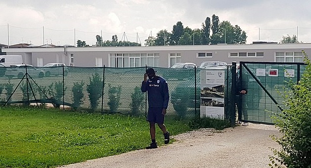 Balotelli bị từ chối vào sân tập của Brescia