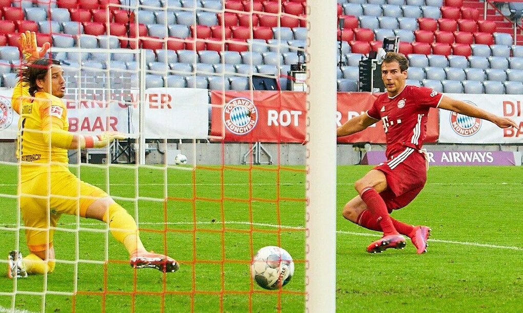 Goretzka đệm bóng vào lưới trong tư thế trống trải. Ảnh: FCB