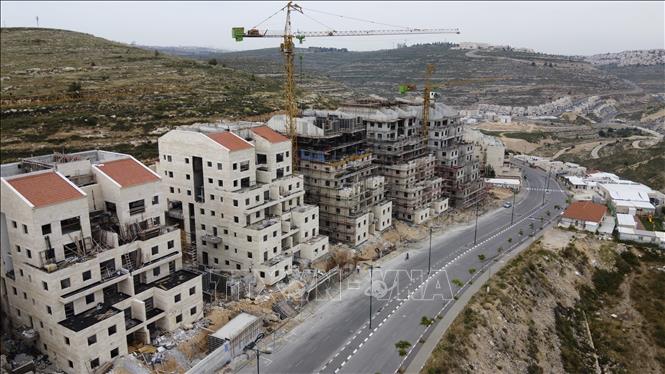 Khu định cư Givat Zeev của Israel ở gần thành phố Ramallah, Bờ Tây ngày 13-5-2020. Ảnh: AFP/TTXVN