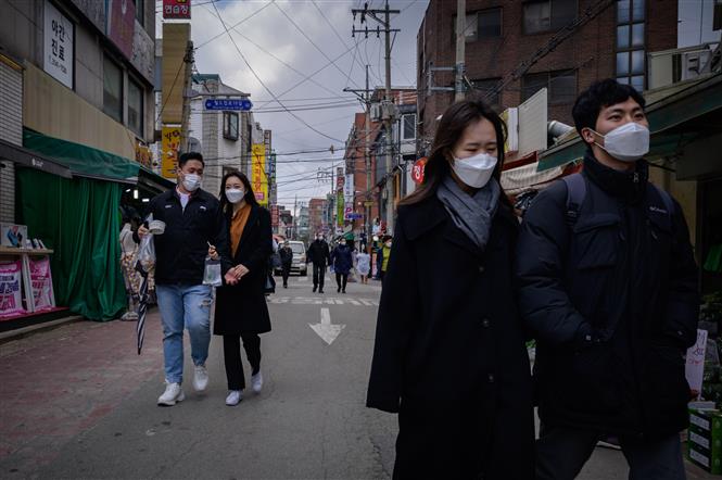 Người dân đeo khẩu trang phòng dịch COVID-19 tại Seoul, Hàn Quốc ngày 22-4-2020. Ảnh: AFP/TTXVN