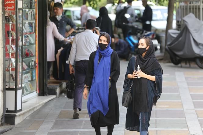 Người dân đeo khẩu trang phòng dịch COVID-19 tại Tehran, Iran ngày 2-6-2020. Ảnh: AFP/TTXVN