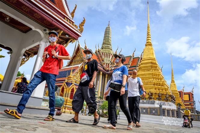 Du khách thăm quan Cung điện Hoàng Gia ở Bangkok, Thái Lan ngày 7-6-2020. Ảnh: AFP/TTXVN