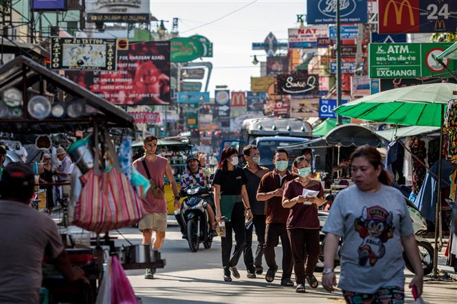 Khách du lịch trên đường Khao San ở thủ đô Bangkok, Thái Lan, ngày 6-3-2020. Ảnh: AFP/TTXVN