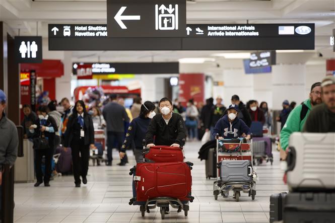  Hành khách tại sân bay Toronto Pearson ở Toronto, Canada, ngày 26-1-2020. Ảnh: AFP/TTXVN