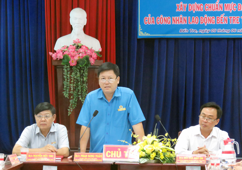 Chủ tịch Liên đoàn Lao động tỉnh Phan Song Toàn phát biểu kết luận buổi tọa đàm. Ảnh: T. Quốc