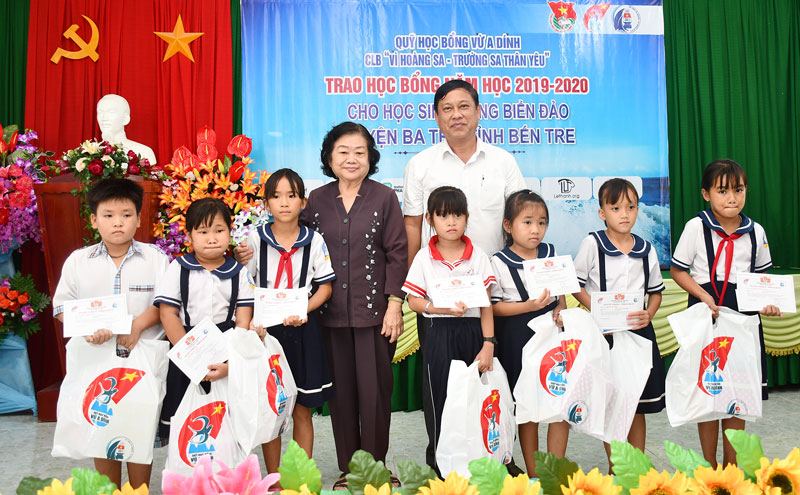 Nguyên Phó chủ tịch nước Trương Mỹ Hoa, Bí thư Huyện ủy Ba Tri Võ Văn Phê trao học bổng cho các em học sinh.