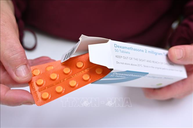 Thuốc kháng viêm dexamethasone được bán tại hiệu thuốc ở London, Anh ngày 16-6-2020. Ảnh: AFP/TTXVN