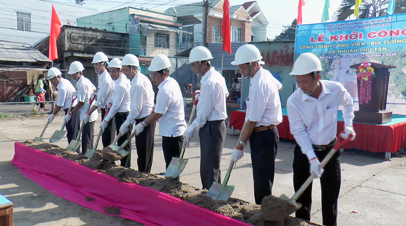 Đại biểu thực hiện nghi thức khởi công.