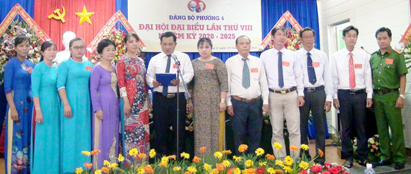 Nhất thể hóa chức danh bí thư cấp ủy đồng thời là chủ tịch UBND Ban Chấp hành Đảng bộ Phường 4, TP. Bến Tre nhiệm kỳ 2020 - 2025 ra mắt đại hội. Ảnh: Huỳnh Hoa
