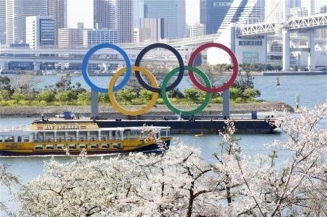 Vòng tròn biểu tượng Olympic tại Tokyo, Nhật Bản, ngày 25-3-2020. Ảnh: Kyodo/TTXVN