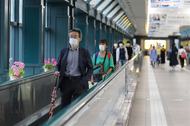 Người dân đeo khẩu trang phòng lây nhiễm COVID-19 tại Tokyo, Nhật Bản ngày 14-6-2020. Ảnh: THX/ TTXVN