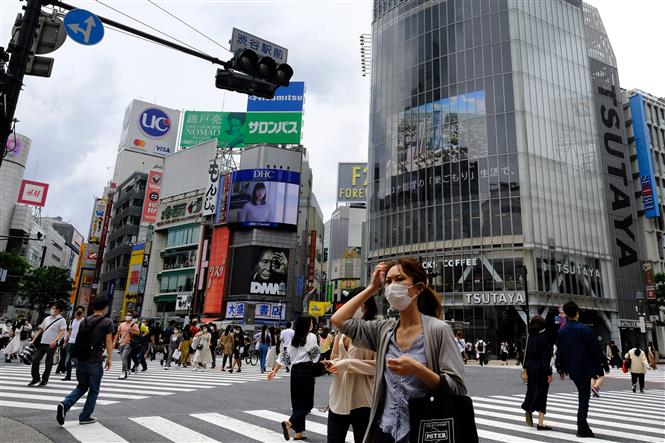 Người dân đeo khẩu trang phòng lây nhiễm COVID-19 trên một đường phố ở Tokyo, Nhật Bản, ngày 25-5-2020. Ảnh: AFP/TTXVN