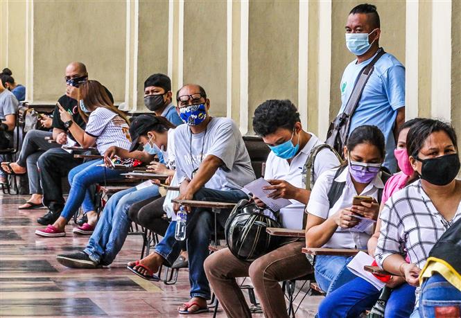 Người dân đeo khẩu trang phòng lây nhiễm COVID-19 khi xếp hàng bên ngoài bưu điện ở Manila, Philippines, ngày 10-6-2020. Ảnh: THX/ TTXVN