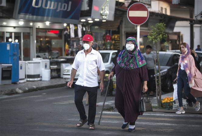 Người dân đeo khẩu trang phòng lây nhiễm COVID-19 tại Tonekabon, miền bắc Iran, ngày 16-6-2020. Ảnh: THX/TTXVN