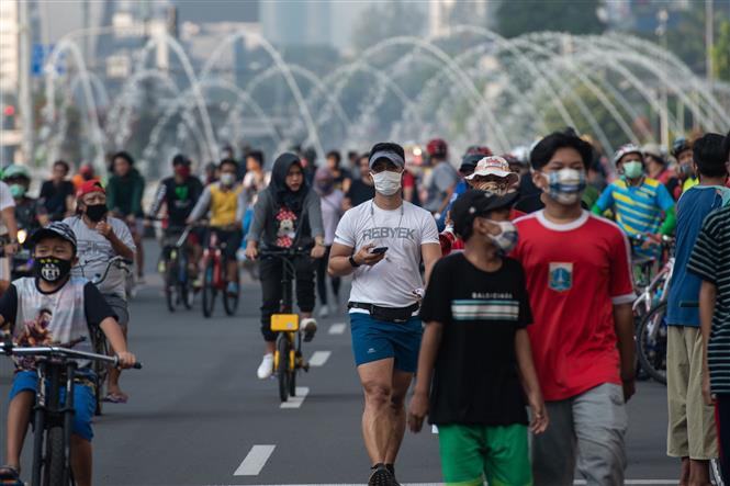 Người dân đeo khẩu trang phòng lây nhiễm COVID-19 tại Jakarta, Indonesia, ngày 14-6-2020. Ảnh: THX/ TTXVN