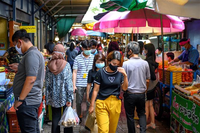 Người dân đi chợ tại Bangkok, Thái Lan. Ảnh: AFP/TTXVN