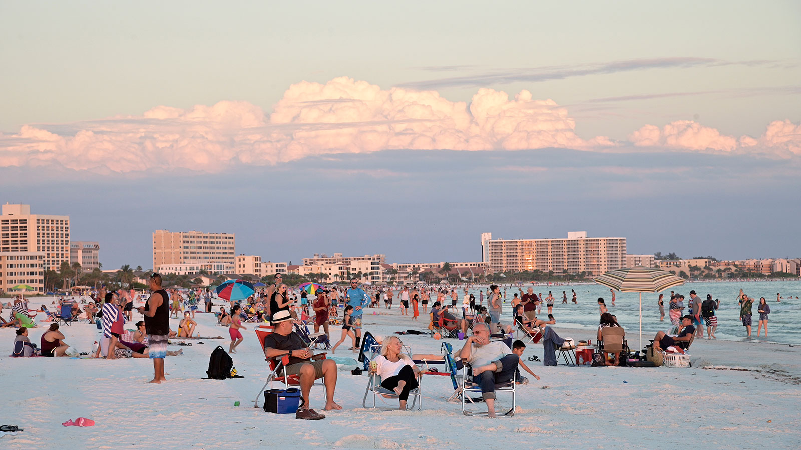 Du khách thư giãn trên bãi biển Siesta Key, tại Sarasota, bang Florida, Mỹ ngày 17-6-2020. Ảnh: AP