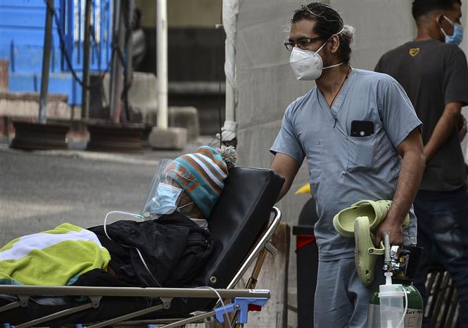 Nhân viên y tế chuyển bệnh nhân nhiễm COVID-19 tơi bệnh viện dã chiến ở Tegucigalpa, Honduras, ngày 17-6-2020. Ảnh: AFP/TTXVN