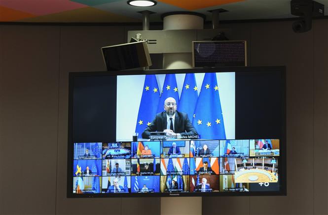 Chủ tịch Hội đồng châu Âu Charles Michel (phía trên) và lãnh đạo các nước EU họp thượng đỉnh trực tuyến về kế hoạch phục hồi sau đại dịch COVID-19 ngày 19-6-2020. Ảnh: AFP/TTXVN