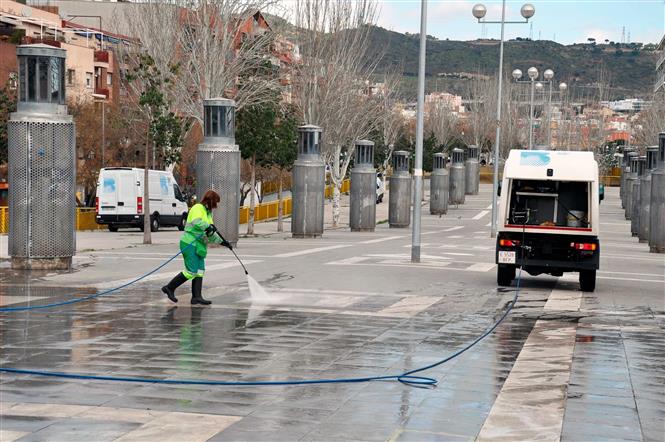 Phun khử trùng đường phố nhằm ngăn chặn sự lây lan của dịch COVID-19 tại Barcelona, Tây Ban Nha ngày 15-5-2020. Ảnh: THX/TTXVN