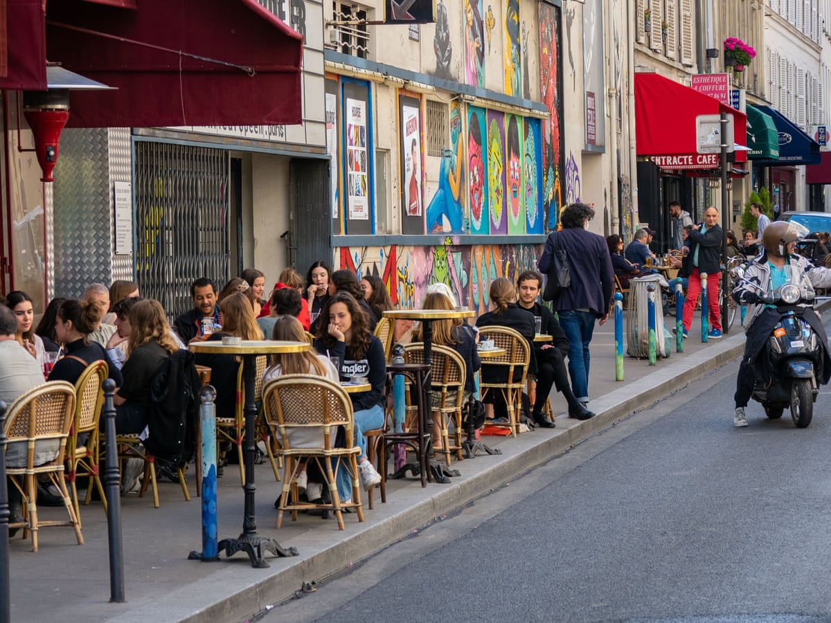 Quán cà phê bên hè phố ở Paris, Pháp, đang đông đúc trở lại. Ảnh: AFP