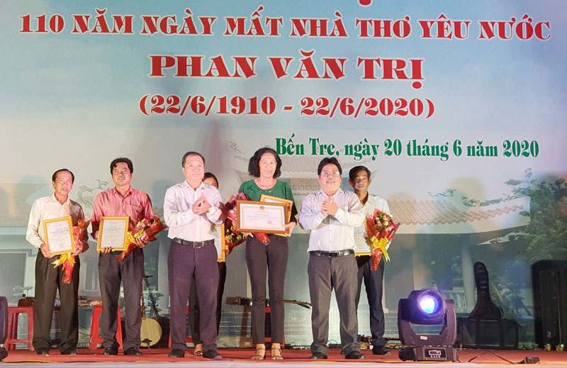 Ban tổ chức trao giải nhất cho đơn vị Trung tâm văn hóa - thể thao và truyền thanh TP. Bến Tre.