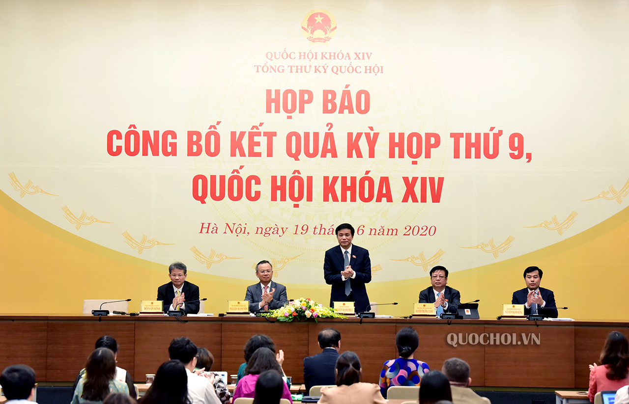 Tổng Thư ký Quốc hội, Chủ nhiệm Văn phòng Quốc hội Nguyễn Hạnh Phúc trao đổi tại họp báo