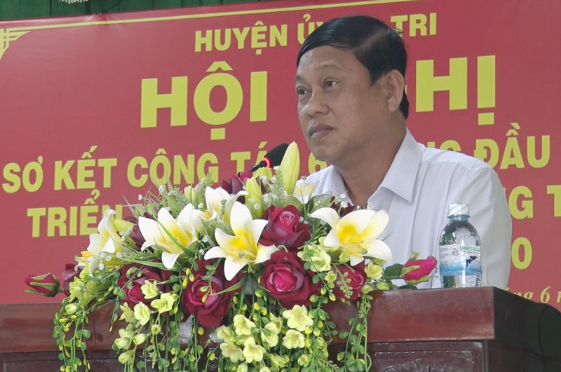 Bí thư Huyện ủy Võ Văn Phê phát biểu chỉ đạo tại hội nghị. 