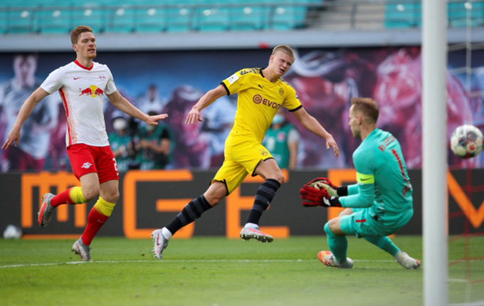 Haaland ghi cả 2 bàn giúp Dortmund giành chiến thắng 2-0 ngay trên sân của RB Leipzig