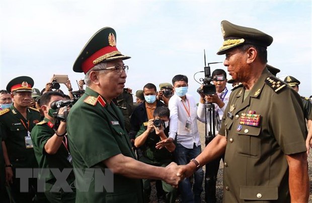 Thượng tướng Nguyễn Chí Vịnh, Thứ trưởng Bộ Quốc phòng Việt Nam gặp gỡ Phó thủ tướng Campuchia Samdech Pichey Sena Tea Banh tại biên giới hai nước. Ảnh: Vũ Hùng/TTXVN