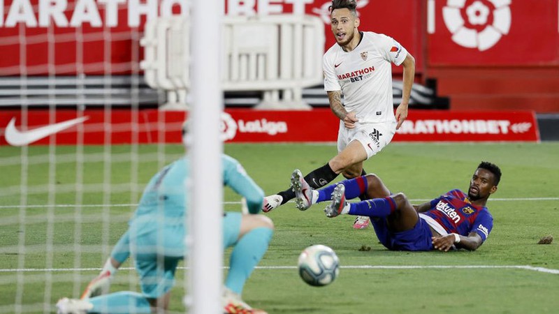 Sevilla tạo ra thế trận phòng ngự phản công khó chịu trước Barca. Ảnh: Marca