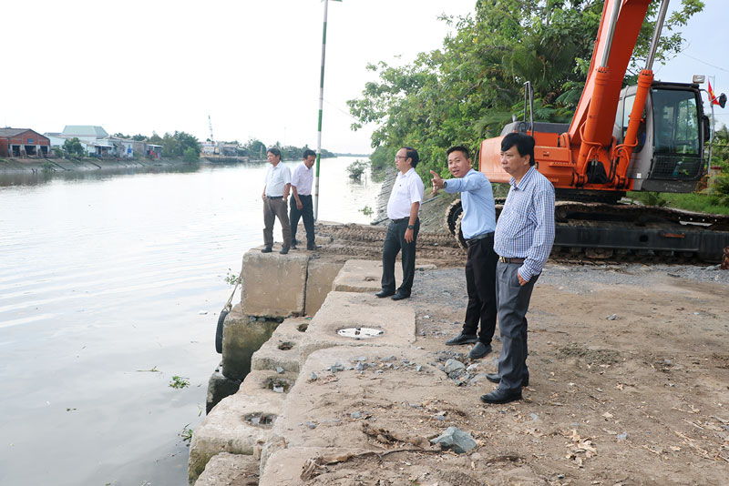 Đoàn kiểm tra hiện trường tại bến tạm xếp dỡ vật liệu xây dựng (mố B, cầu Chợ Lách).