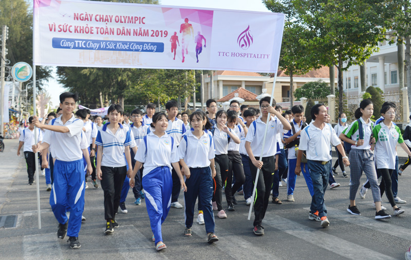 Các em học sinh tham gia chạy Olympic