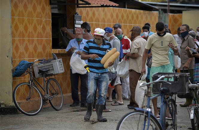 Người dân đeo khẩu trang phòng lây nhiễm COVID-19 tại San Jose de las Lajas, Cuba, ngày 18/6/2020. Ảnh: AFP/TTXVN