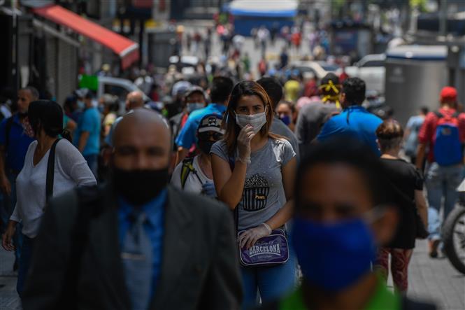 Người dân đeo khẩu trang phòng lây nhiễm COVID-19 tại Caracas, Venezuela, ngày 3-6-2020. Ảnh: AFP/ TTXVN