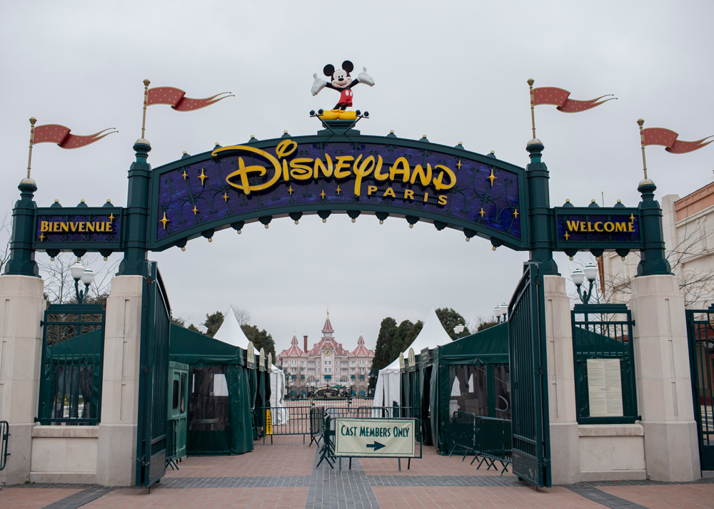 Công viên Disneyland Paris thông báo mở cửa lại từ 15-7-2020. Ảnh: CNN 