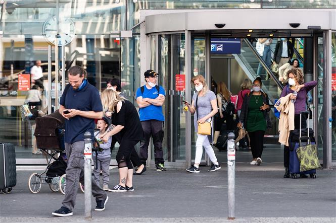  Người dân đeo khẩu trang phòng lây nhiễm COVID-19 tại nhà ga tàu hỏa ở Berlin, Đức, ngày 15-6-2020. Ảnh: THX/TTXVN