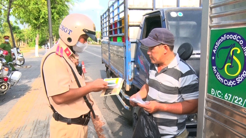 Cảnh sát giao thông kiểm tra giấy tờ của người điều khiển phương tiện.