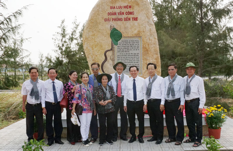 Đại biểu chụp ảnh lưu niệm tại buổi lễ khánh thành Bia lưu niệm Đoàn Văn công giải phóng Bến Tre. Ảnh: Q.Hùng