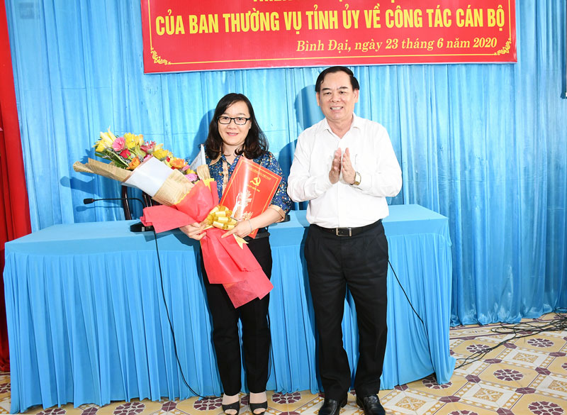 Phó bí thư Thường trực Tỉnh ủy Trần Ngọc Tam trao quyết định cho đồng chí Bùi Thị Huyền Trang.