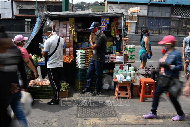 Người dân đeo khẩu trang phòng lây nhiễm COVID-19 tại Caracas, Venezuela ngày 2-4-2020. Ảnh: AFP/TTXVN