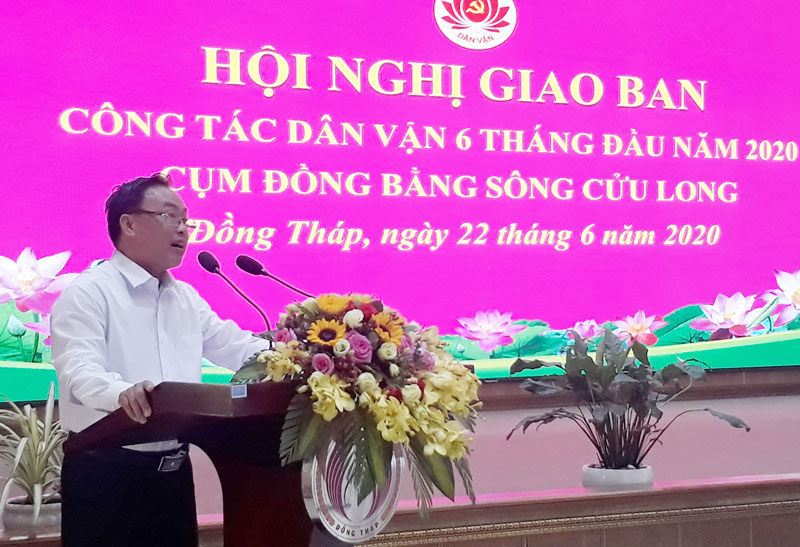 Phó trưởng ban Dân vận Tỉnh ủy Bùi Văn Hản Em phát biểu thảo luận tại hội nghị.