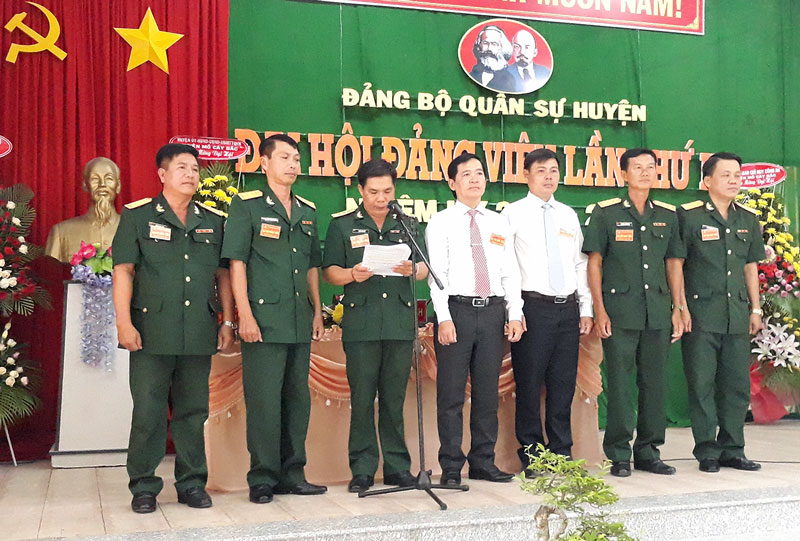 Ban Chấp hành Đảng bộ Quân sự huyện Mỏ Cày Bắc ra mắt hạ quyết tâm. Ảnh: Sơn Võ